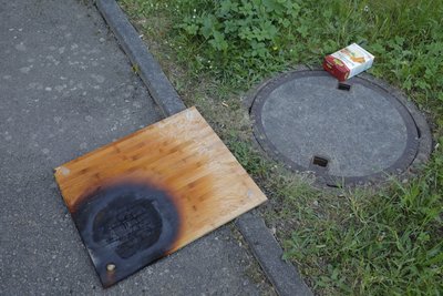 Kinder sollen einen Herd eingeschalten haben, woraufhin die Holzabdeckung zu qualmen begann.