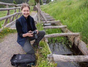 Umweltpraktikantin Carla Prüfer fotografiert unter anderem auch im Schwarzwassertal. 