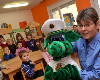 Polizeihauptmeisterin Birgit Hennig mit Polizeidino Poldi 