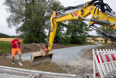 Kurz vor dem Ortseingang Neudörfel schreiten die Arbeiten am Radweg weiter voran. Im Oktober soll alles fertig sein. Im Bild zu sehen ist Kevin Ebersbach von der Firma Streicher.