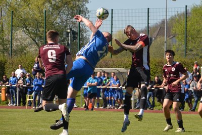 Eine umkämpfte Partie boten sich Schwarzenberg und Sosa. In dieser Szene kommt Schwarzenbergs Kapitän Philipp Rumberger (r.) vor Lukas Galhofer an den Ball.
