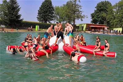 Die Temperaturspitzen von bis zu 37,3 Grad bescherten Freibädern am Wochenende Besucheransturm und Badegästen Warteschlangen. Gefüllte Liegewiesen von der Talsperre Malter bis zum Greifenbachstauweiher. Im Waldbad Fraureuth war diese Riesenkrake Publikumsmagnet. Ihre Arme tragen zeitgleich mehr als 20 Gäste.