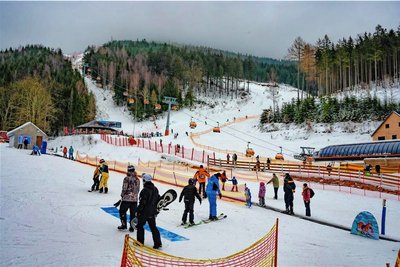 Volle Hänge zu Ferienbeginn am Keilberg. Der Manager des Skigebiets sprach am Samstag von über 5000 Besuchern.