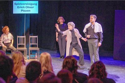 Spielervereinigung Erich Ohser Plauen (Julia Hell, Claudia Lüftenegger, Friedrich Steinlein, v.l.) spielen gegen Ute Menzel (MItte) vom Kommado Gert Fröbe Zwickau an, die eine Hexe mimt. Die Plauener liegen am Ende vorn.