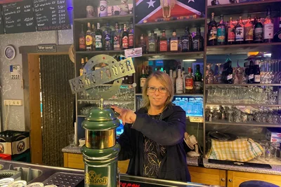 Inge Schmidt am Zapfhahn im „Hang Over“: Wenn das Gebäude abgerissen wird, will sie mit ihrer Kneipe nicht mehr weitermachen.