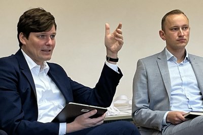 Kultusminister Conrad Clemens (links, hier mit seinem Mitarbeiter Julian Schiebe) traf sich am Montag mit Eltern und Lehrern in der Grundschule in Neukirchen. Foto