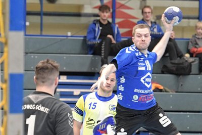 An seinem 30. Geburtstag erzielte Mathis Krauß sieben Tore. Mit diesem Alter gehört der Schneeberger im Auer Juniorteam schon zu den wenigen „Routiniers“ unter ansonsten sehr jungen Handballern. Der Mix scheint zu passen. Die Erzgebirger führen die Tabelle an.