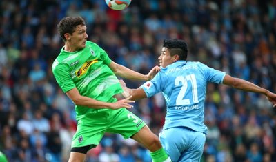 Borusse Andreas Christensen (links) im Zweikampf mit CFC-Stürmer Mario Rodriguez.