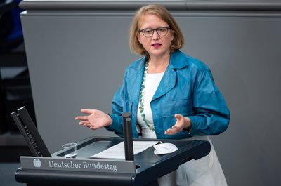 Lisa Paus (Bündnis 90/Die Grünen) spricht bei der Debatte über den Schlussbericht des Wirecard-Untersuchungsausschusses in der Plenarsitzung im Deutschen Bundestag. Die Grünen-Finanzpolitikerin Lisa Paus soll neue Bundesfamilienministerin werden. 