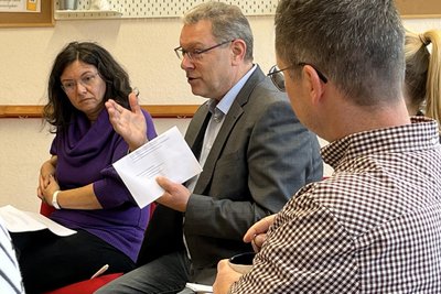 Bürgermeister Markus Buschkühl - hier mit seiner Ehefrau Cornelia Buschkühl - schilderte die Besonderheiten der Grundschule zur Grabentour.