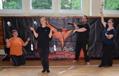 Sie brennen für die Feuershow "Ignis Avis": Kati Gedatke, Wencke Scherff, Robert Kalwis und Maria Kalwis beim Training in der Turnhalle Altstädter Grundschule.