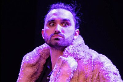 Mantel macht Macht: Philipp Andriotis als Despot.