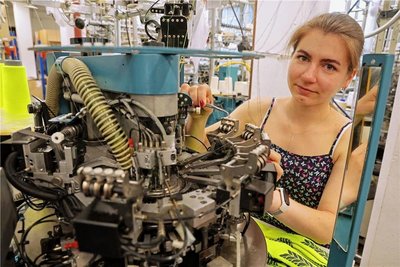 Daryna Sytnik arbeitet seit einem Jahr als Strickerin bei Lindner Socks. Sie ist froh über diesen Job, auch wenn sie beruflich eigentlich in einem ganz anderen Metier zuhause ist.