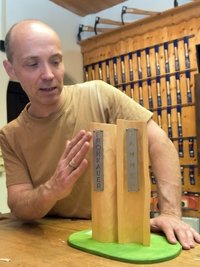 Ronny Tschierske ist künstlerischer Kopf des Projektes und zeigt ein Modell. Die Stele besteht aus drei Meter hohen Halbschalen aus Lindenholz.