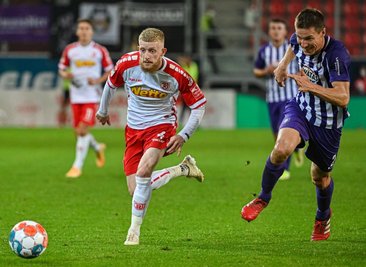 Jan-Niklas Beste von Regensburg (l) und Aues Gaëtan Bussmann im Duell um den Ball.