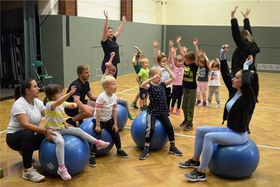 Viel Spaß hatten alle - Kinder, Eltern und Vorturner - beim ersten Training in der Turnhalle Schreiersgrün. 