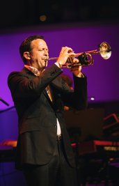 Till Brönner und seine Band spielten sich im Dresdner Kulturpalast virtuos und elegant durch ein facettenreiches Programm.  