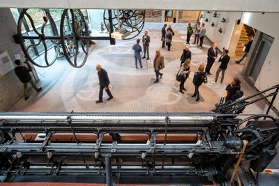 Reichlich Rummel: Medienvertreter konnten sich am Freitag in der noch nicht ganz fertigen Ausstellung umschauen. Spektakulär: der LED-Boden im größten Ausstellungsraum.