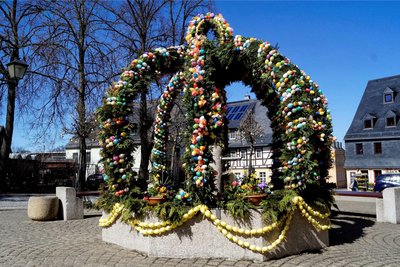 Der Osterbrunnen auf dem Markt in Zwönitz.
