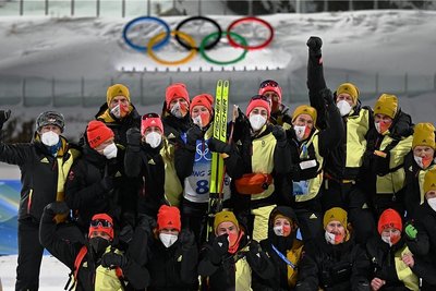 Zum Siegerfoto holte Denise Herrmann (mit Ski) das gesamte deutsche Biathlonteam aufs Siegerpodest. Rechts neben der Olympiasiegerin jubelt auch Vanessa Voigt, die Bronze nur knapp verpasste.
