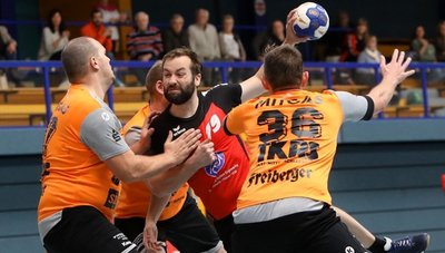 Gegen Waldheim bestritten Florian Morczinek (am Ball) und seine Mitspieler der HSG Sachsenring im November ihr bis dato letztes Punktspiel in der Verbandsliga West. 