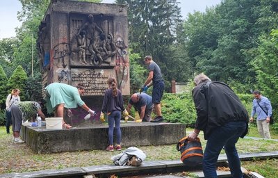 Die Teilnehmer der Putzaktion auf dem Alten Friedhof mühten sich auch an diesem Denkmal redlich, Unkraut und Graffiti zu beseitigen. 