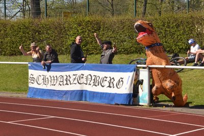 „Alle Hände hoch zum Einklatschen“ ist nicht für jeden Zuschauer machbar gewesen. Gewisse körperliche Defizite hinderten den aufblasbaren T-Rex der Schwarzenberger Fans am Applaus.