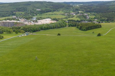 Die für den Solarpark vorgesehene Fläche (vorn) liegt in der Nähe der Firma Geomin oberhalb von Hammerunterwiesenthal.