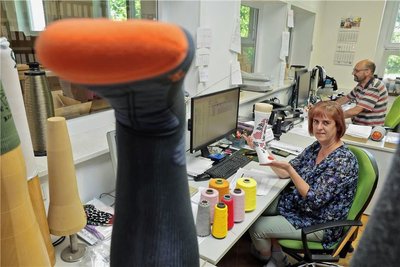 Jelena Aleksandrova lebt seit 2013 in Deutschland. Sie arbeitet als Programmiererin bei Lindner Socks und hilft als Dolmetscherin. Im Hintergrund Programmierer René Franke.