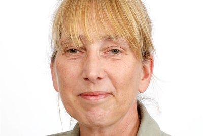Ines Biebrach ist als Juristin auf Arbeits- und Steuerrecht spezialisiert.