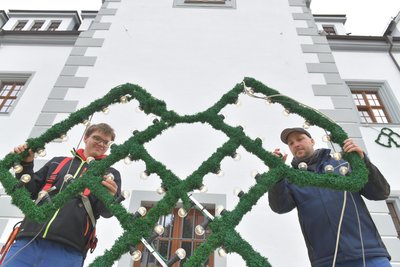 Auf dem Obermarkt in Freiberg wird der Christmarkt aufgebaut, hier Azubi Raphael Arnold und Julien Springer, Monteur der Elektro-Union Freiberg, bei einer letzten Sichtkontrolle der LED- Lampen.