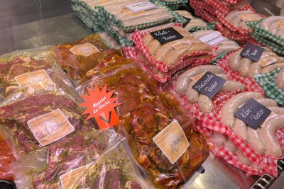 Das Grillangebot der Memmendorfer kommt ausschließlich aus der eigenen Fleischerei.