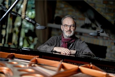 Rainer Oleak hat ein neues Instrumental-Album mit Songs des 2018 verstorbenen Sängers Holger Biege aufgenommen. 
