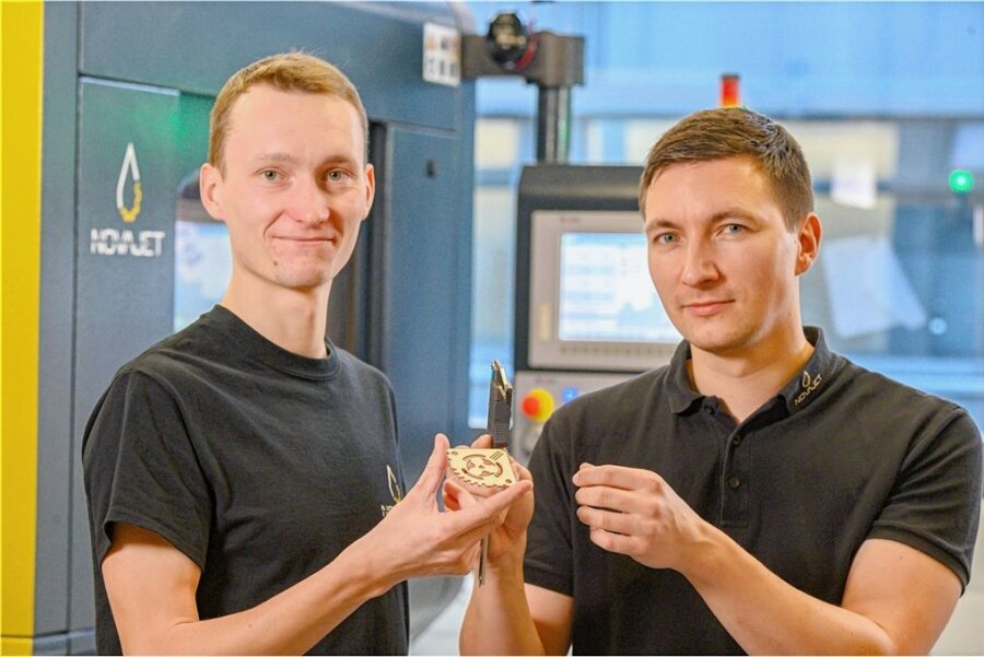 Stefan Seidel (links), technischer Leiter, und Markus Dittrich präsentieren eines der filigranen Werkstücke.