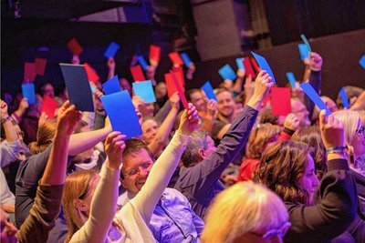 Jetzt muss sich das Publikum entscheiden: Blau für das Team aus Plauen, Rot für die Zwickauer Mannschaft. Am Ende überwiegt der Heimvorteil.