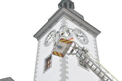 Mit Unterstützung der Freiberger Feuerwehr wird das Rathaus geschmückt.