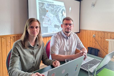 Dr. Aline Clausing und Thomas Bürger von der Firma Eins Energie Sachsen haben am Dienstagabend in Hammerunterwiesenthal das PV-Anlagen-Projekt vorgestellt.