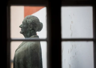 Eine Bronzestatue Clara Zetkins (1857-1933) in Wiederau. In dem Haus verbrachte Zetkin ihre ersten Lebensjahre.