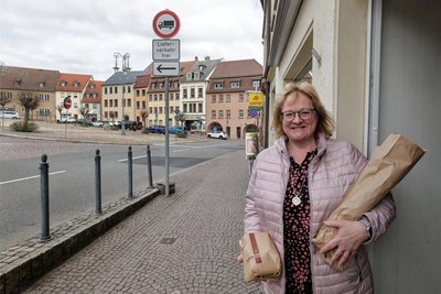 Angela Wörl aus Waldenburg gehört zu den Stammkunden in der Bäckerei-Filiale.