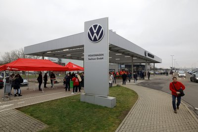 Einfahrt am VW-Fahrzeugwerk in Zwickau. VW-Werk in Mosel, auf dem großen Parkplatz an der B 175. Die IG Metall hat aufgerufen. Am Montag und Dienstag haben sich laut IG Metall 9000 Beschäftigte am Warnstreik beteiligt.