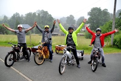 Gut zurück im Vogtland angekommen: Jens Zimmer, Jan Dotzauer, Thomas Hassler und Thomas Beck (von links) sind mit ihren SR 2-Mopeds und drei Anhängern randvoll mit Ersatzteilen von Lauterbach im Vogtland bis nach Lauterbach auf Rügen gefahren. 