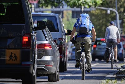 Radfahrer müssen laut Straßenverkehrsordnung die ausgewiesenen Radwege nutzen. Fahren die Radler dennoch auf der Straße, begehen diese eine Ordnungswidrigkeit.