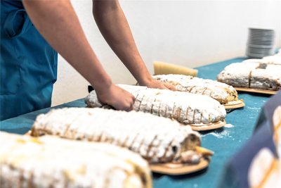 Geschnitten und für die Verkostung zum 21. Stollentag bereit gestellt: 29 Produkte bester Qualität aus dem gesamten Erzgebirge. Im vergangenen Jahr waren es 32 Stollen.