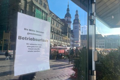 Am Fenster bei Ferioli wird auf die Betriebsferien hingewiesen.