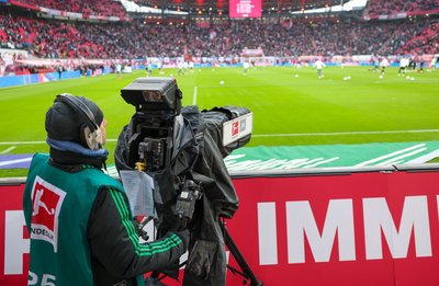 Die Medienerlöse in 1. und 2. Fußball-Bundesliga richten sich auch nach den Leistungen der Proficlubs. (Archivbild)