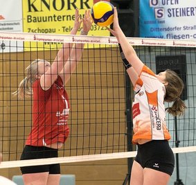 Luise Blaudeck vom VC Zschopau (r.) versucht in einer vermeintlichen Pattsituation, den Ball ins Feld der Gäste zu drücken.