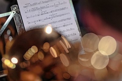 Am 8. Januar erklingt Musik in der festlich geschmückten Kirche in Erdmannsdorf. Foto: Swen Pförtner/dpa +++ dpa-Bildfunk +++