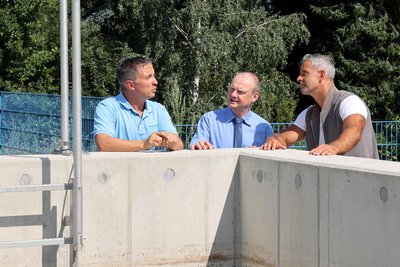 Frank Kippig (M.) mit Bürgermeister Albrecht Spindler (r.) und Abwassermeister Danny Uloth.