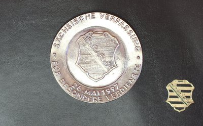 1997 gestiftet wurden bisher mehr als 200 engagierte Bürgerinnen und Bürger in Sachsen mit der Verfassungsmedaille aus Silber geehrt. (Symbolbild)