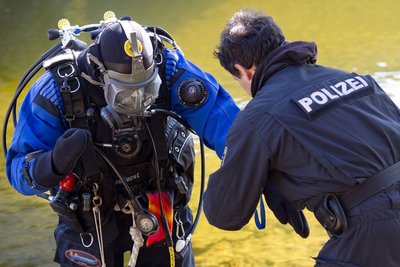 Taucher der Polizei haben am Dienstag in der Cranzahler Talsperre nach der vermissten Andrea Salzer gesucht.